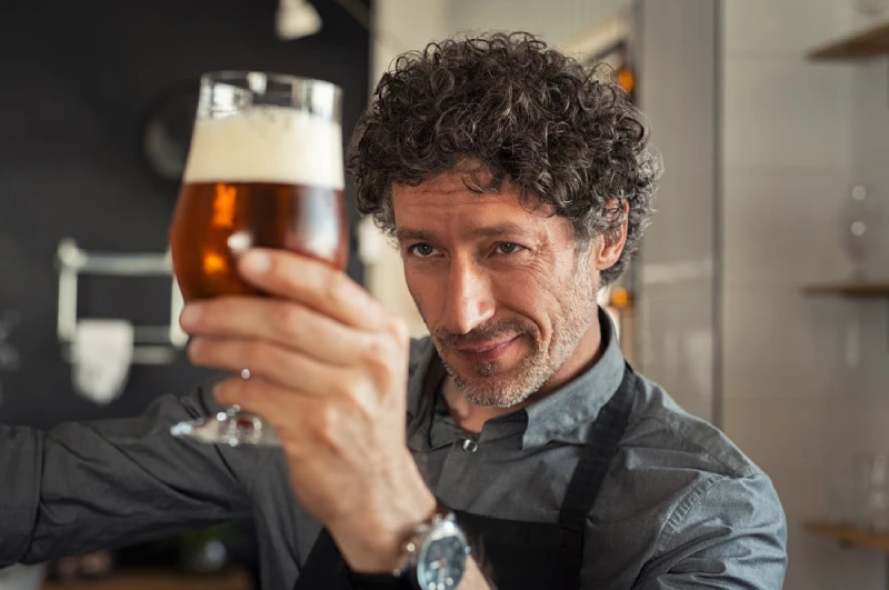 Mężczyzna oglądający piwo