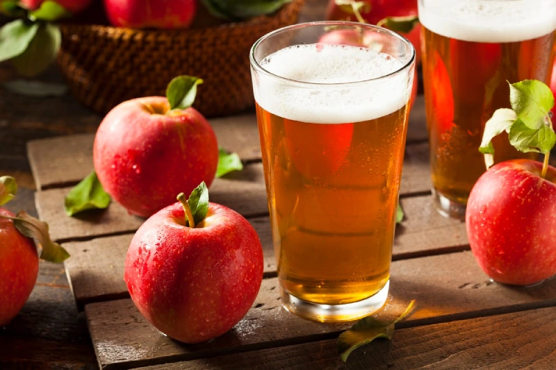 Piwo i jabłka na stole